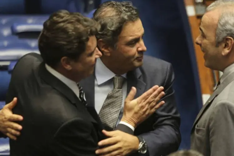 O senador Aécio Neves (PSDB-MG) é cumprimentado pelos colegas após discursar na tribuna (Fabio Rodrigues Pozzebom/ABr)