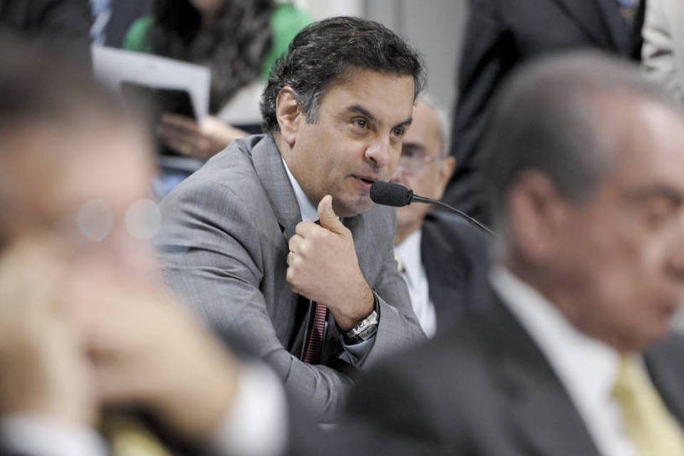 Há uma sórdida campanha de mentiras e calúnias, diz Aécio