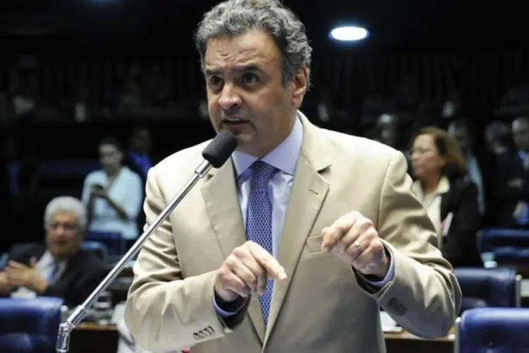 Senador Aécio Neves (PMDB-MG) aponta uma manobra da base do governo para dificultar as investigações sobre irregularidades na Petrobras (Moreira Mariz/Agência Senado)