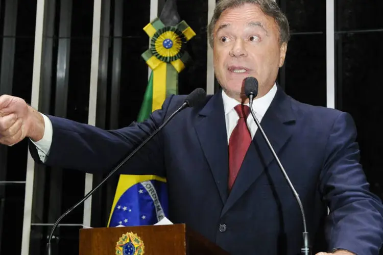 
	Senador Alvaro Dias (PSDB-PR):&quot;a resposta do governo &agrave; maior mobiliza&ccedil;&atilde;o popular de protesto da hist&oacute;ria da democracia brasileira &eacute; p&iacute;fia, &eacute; insuficiente&quot;
 (Waldemir Barreto/Agência Senado)