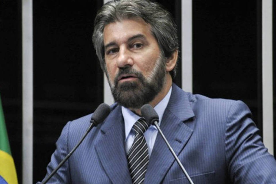 Senador do PMDB defende independência do governo Dilma