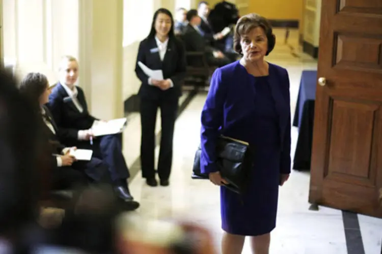Senadora dos EUA Dianne Feinstein para para conversar com repórteres no Capitólio, Washington (Jonathan Ernst/Reuters)