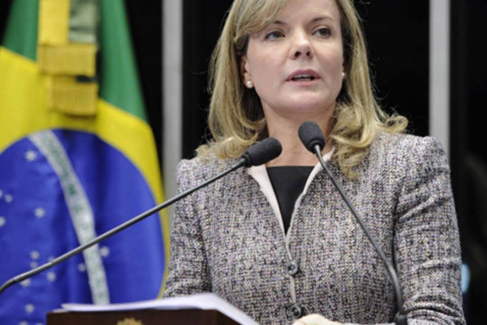 Gleisi sobe ao plenário para defender corte no orçamento