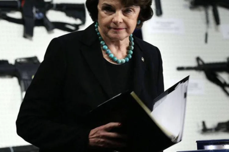 
	Senadora Dianne Feinstein: &quot;&Eacute; certo, vai ser dif&iacute;cil&quot;, admitiu Feinstein em uma entrevista coletiva onde foram expostos dez exemplares de armas autom&aacute;ticas
 (AFP/ Alex Wong)