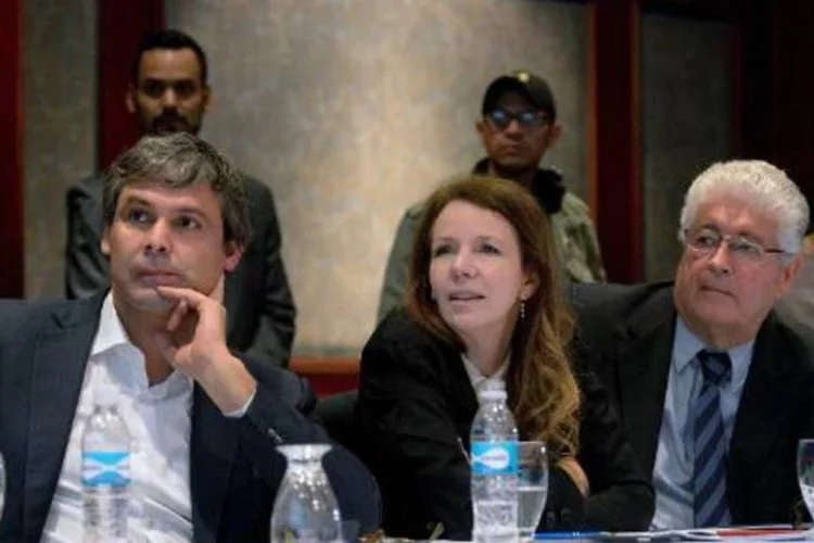 Os senadores brasileiros Lindberg Farias (E), Vanessa Grazziontin (C) e Roberto Requião (D), em Caracas, (Federico Parra/AFP)