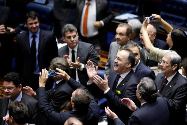 
	Senado: Ap&oacute;s a vota&ccedil;&atilde;o que decidiu pelo afastamento da presidente Dilma Rousseff, senadores comemoraram
 (REUTERS/Ueslei Marcelino)