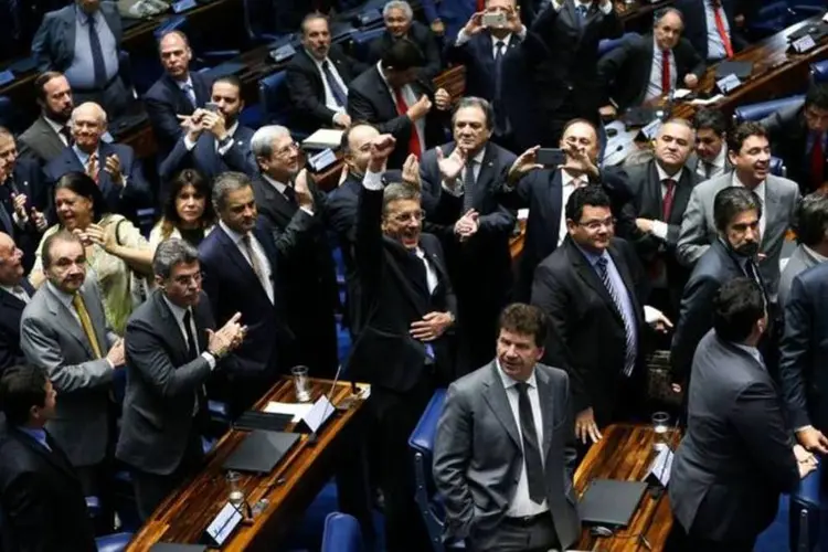 
	Senadores comemoram afastamento de Dilma: apoiadores querem chamar Temer de &quot;novo governo&quot;, e oposi&ccedil;&atilde;o prefere &quot;governo provis&oacute;rio&quot;.
 (Marcelo Camargo/Agência Brasil)