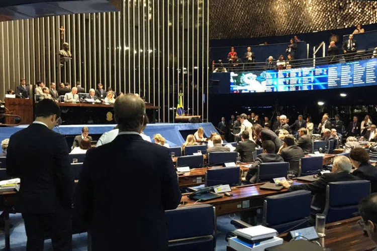 
	Procuradoria entra com a&ccedil;&atilde;o civil p&uacute;blica na Justi&ccedil;a para que oSenado estabele&ccedil;a um limite de gastos dos parlamentares com celulares institucionais
 (Marcelo Ribeiro/Exame.com)