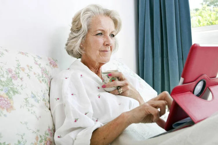 
	Senhora usa tablet: o sucesso das redes varia de acordo com a idade, grau de escolaridade e condi&ccedil;&otilde;es socio-econ&ocirc;micas da popula&ccedil;&atilde;o
 (Thinkstock)