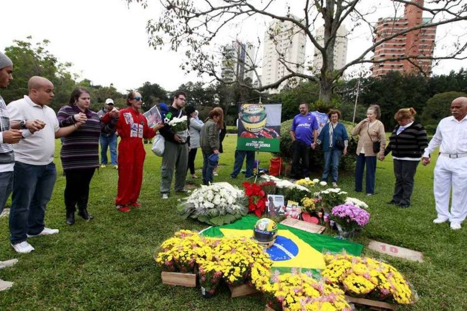 Pessoas rezam em frente à tumba do piloto brasileiro de Fórmula 1, Ayrton Senna, no 20º aniversário de sua morte, em São Paulo (REUTERS/Paulo Whitaker)
