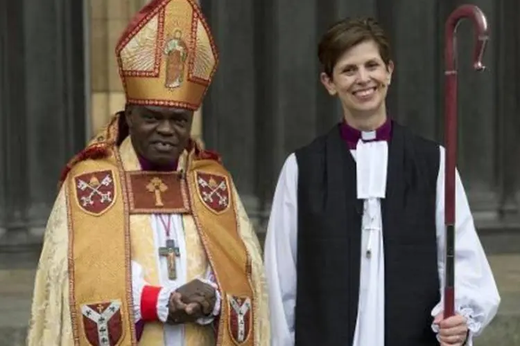 John Sentamu e Libby Lane: Igreja da Inglaterra consagrou a primeira mulher bispo, Libby Lane, em janeiro (Oli Scarff/AFP)