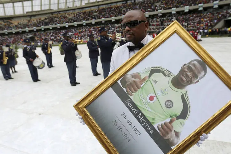 Retrato de Meyiwa: atleta foi atingido por um tiro no dia 26 de outubro enquanto confrontava dois invasores na casa de sua namorada (Siphiwe Sibeko/Reuters)