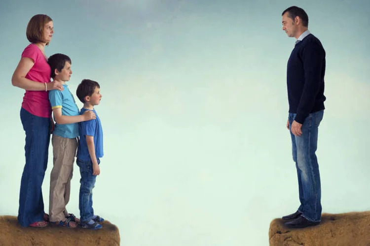 
	M&atilde;e e filhos de um lado e pai de outro: Pens&otilde;es podem ser deduzidas da base de c&aacute;lculo do IR
 (eelnosiva/Thinkstock)