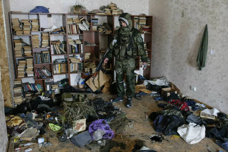 
	Separatista pr&oacute;-R&uacute;ssia em casa que abrigava ex&eacute;rcito ucraniano: cessar-fogo foi acertado entre os governos da R&uacute;ssia e Ucr&acirc;nia
 (Maxim Shemetov/Reuters)