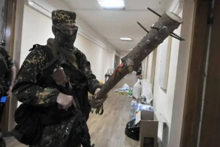
	Combatente separatista em Donetsk: v&iacute;timas foram sequestradas em 26 de maio
 (Viktor Drachev/AFP)