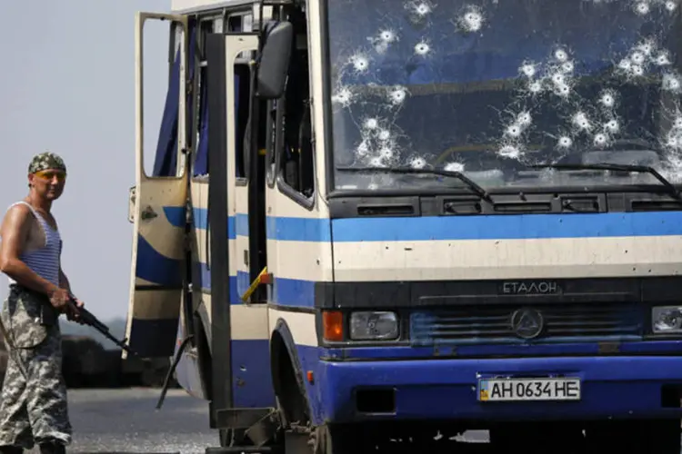 Ônibus que sofreu emboscada: foi a maior perda do grupo em um único episódio desde que a violência irrompeu no leste da Ucrânia (Sergei Karpukhin/Reuters)