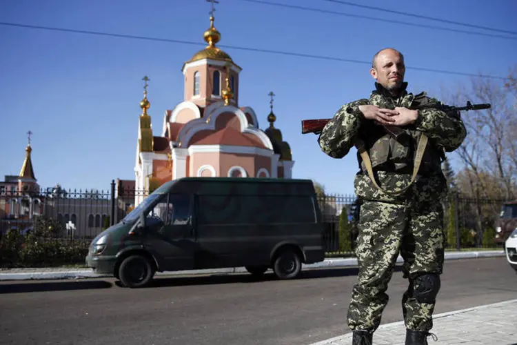 Separatista pró-Rússia patrulha região de Makiivka, nos arredores de Donetsk, no leste da Ucrânia, nesta quarta-feira (Maxim Zmeyev/Reuters)