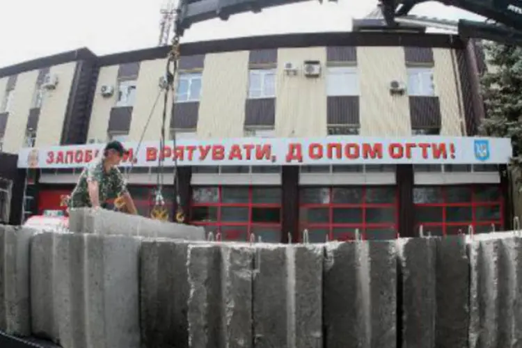 Separatistas montam barreira em Donetsk: "nós os prendemos", disse líder pró-Moscou (Alexander Khudoteply/AFP)