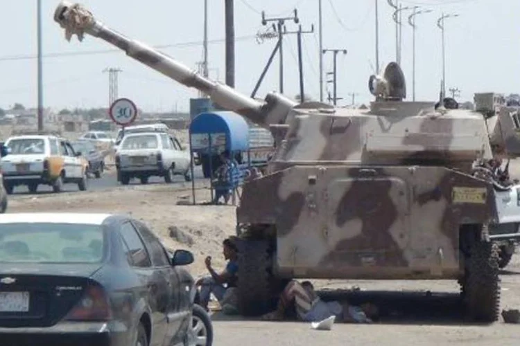 
	Militantes em &Aacute;den: rebeldes xiitas e aliados bombardearam uma &aacute;rea ao norte de &Aacute;den, no I&ecirc;men, neste domingo
 (Saleh al-Obeidi/AFP)