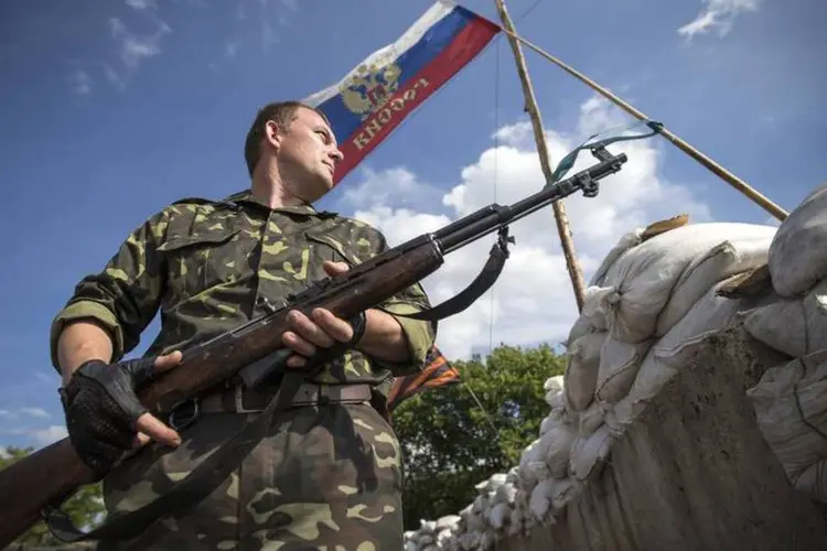 
	Separatistas pr&oacute;-R&uacute;ssia: refugiados foram atacados na sa&iacute;da de Lugansk
 (Shamil Zhumatov/Reuters)