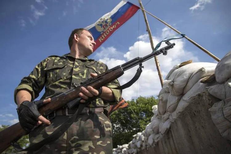 
	Separatistas pr&oacute;-R&uacute;ssia monta guarda: concentra&ccedil;&atilde;o ocorre em Lugansk e na Crimeia
 (Shamil Zhumatov/Reuters)