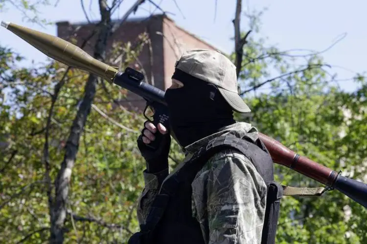 Separatista pró-Rússia armado monta guarda nas ruas de Donetsk, na Ucrânia (Konstantin Chernichkin/Reuters)