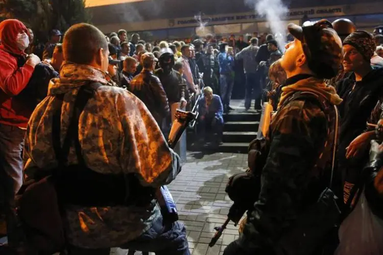 Separatistas pró-Moscou em frente a sede da polícia regional em Luhansk, no leste da Ucrânia (Vasily Fedosenko/Reuters)