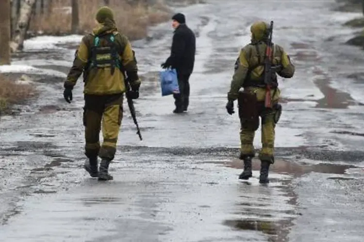 Combatentes pró-russos patrulham as ruas de Makiivka, periferia da cidade ucraniana de Donetsk (Dominique Faget/AFP)