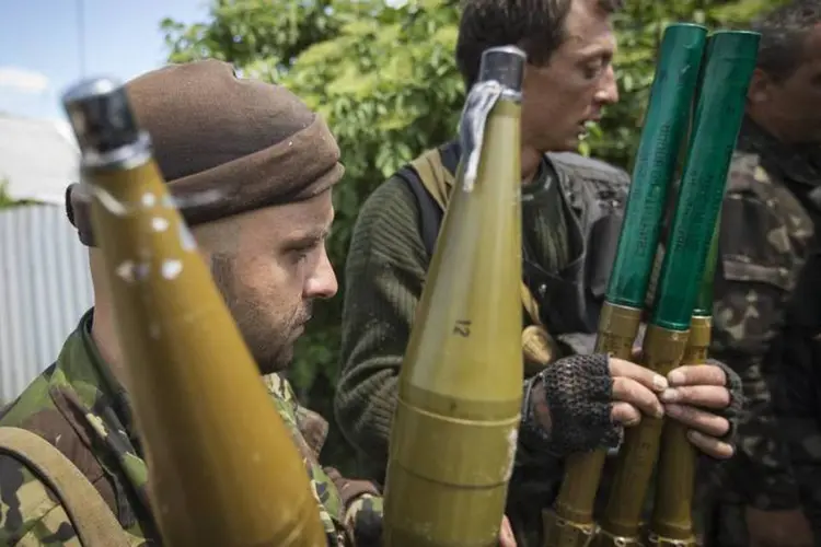 
	Separatistas pr&oacute;-russos seguram granadas enquanto se preparam para o combate em Seversk
 (Reuters/Shamil Zhumatov)
