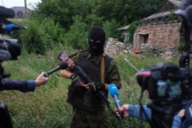 
	Militante separatista &eacute; entrevistado ap&oacute;s um ataque a&eacute;reo &agrave; cidade de Donetsk
 (Dominique Faget/AFP)