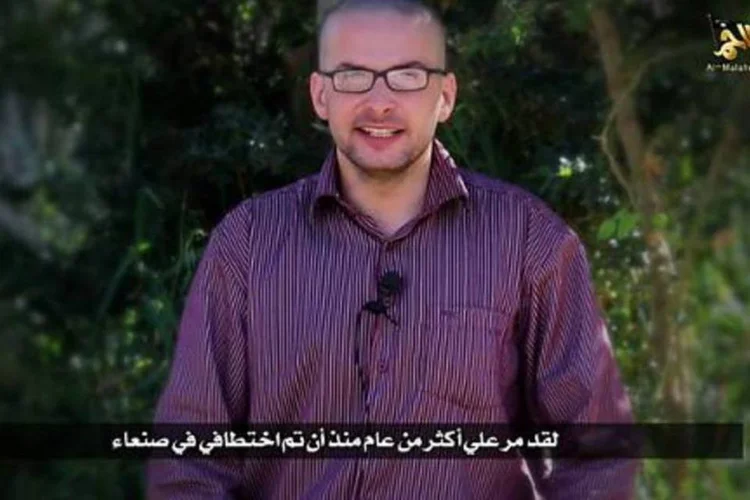 Luke Somers, 33 anos, afirma ter sido sequestrado há mais de um ano em Sanaa e que precisa de ajuda (AFP)