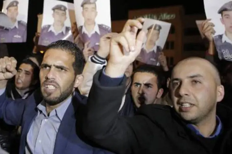 Parentes e amigos do piloto jordaniano sequestrado pelo EI manifestam-se em Amã por sua libertação (Khalil Mazraawi/AFP)
