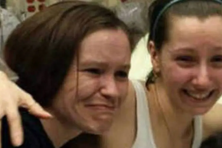 O pesadelo terminou quando Amanda Berry  (à direita) - sequestrada há 10 anos, aos 16 - colocou os braços em um buraco na porta principal e pediu ajuda (AFP)