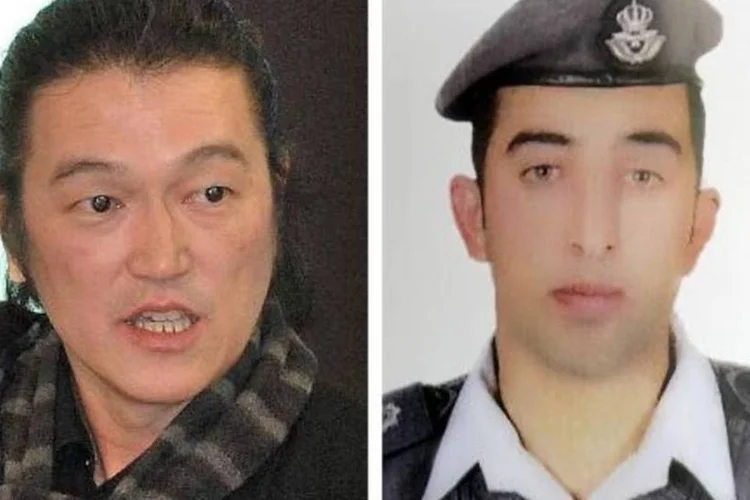O jornalista japonês Kenji Goto (e) e o piloto jordaniano Maaz al-Kassasbeh (AFP)