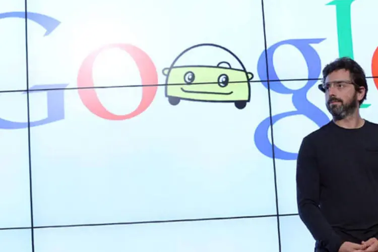 
	Sergey Brin, do Google, com os &oacute;culos de realidade aumentada: A partir dos &oacute;culos ser&aacute; poss&iacute;vel gravar v&iacute;deos, receber notifica&ccedil;&otilde;es e ler mensagens
 (Justin Sullivan/Getty Images)