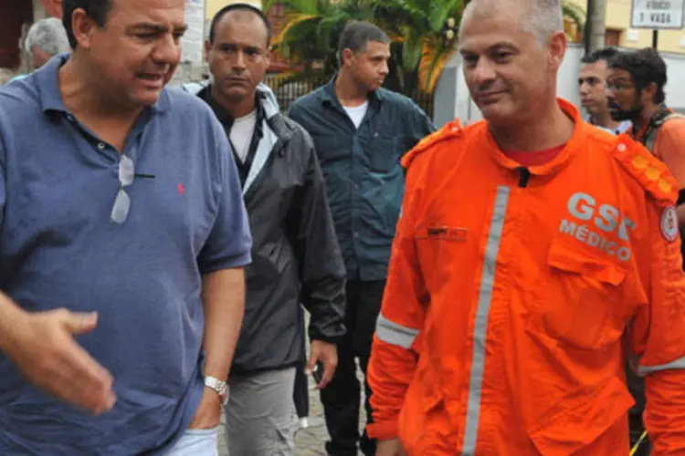 Sergio Cabral, à esquerda, em visita a Nova Friburgo, um das mais atingidas pelas chuvas (Agência Brasil)