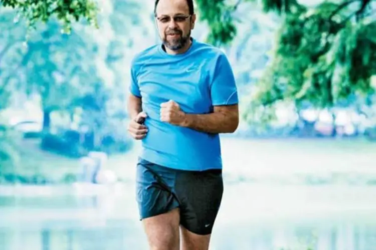 O consultor Sérgio Skarbnik, de 56 anos: depois de rever a relação com o trabalho, perdeu 55 quilos (Paulo Pampolin/EXAME.com)