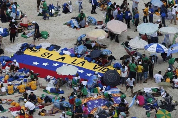 Peregrinos da Jornada Mundial da Juventude lotaram as praias cariocas no ano passado (Sergio Moraes/Reuters)