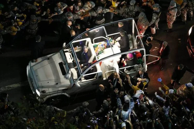 
	A exemplo de ontem (25), Francisco far&aacute; no papam&oacute;vel o percurso entre o forte e o altar montado na Praia de Copacabana, na altura do Leme, de onde acompanhar&aacute; a encena&ccedil;&atilde;o da Via Sacra
 (Sergio Moraes/Reuters)
