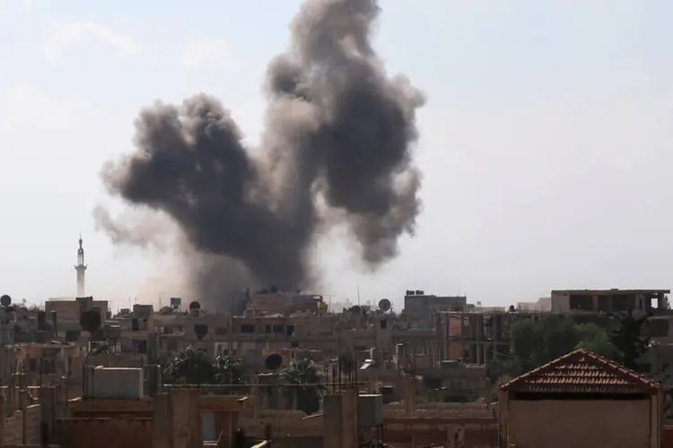 
	Bombardeios: antes da meia-noite, grupos armados dispararam com metralhadoras contra pontos militares
 (Alaa Al-Faqir / Reuters)