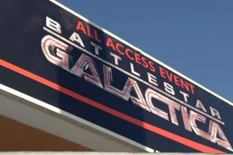 Letreiro anuncia local da festa da quarta temporada da série 'Battlestar Galactica', no Cinemara Dome, em Hollywood, Califórnia (Afp.com / Stephen Shugerman)