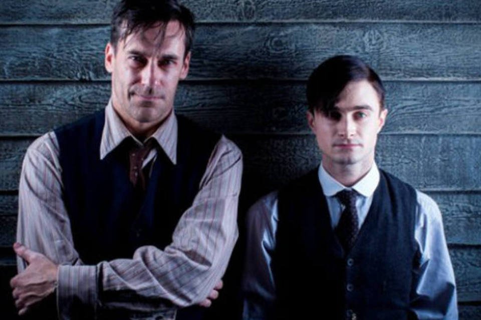 Os atores Jon Hamm e Daniel Radcliffe na nova série da HBO, "A Young Doctor's Notebook" (Divulgação)