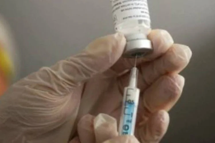 
	Seringa com vacina: Padilha explicou que a pasta negocia com dois produtores mundiais da vacina uma dose que proteja, principalmente, contra os subtipos do HPV que atingem as brasileiras.
 (©afp.com)