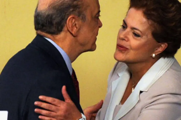 Dilma Rousseff cumprimenta José Serra: aqui beijinhos, no rádio termos inadequados (Antônio Cruz/AGÊNCIA BRASIL)