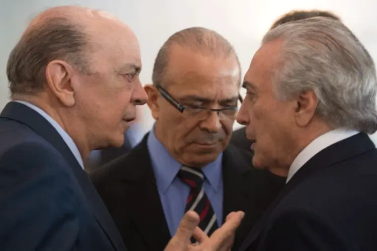 
	Jos&eacute; Serra e Michel Temer: antes do encontro, Serra defendeu a participa&ccedil;&atilde;o do PSDB em eventual governo do vice-presidente.
 (Marcelo Camargo/Agência Brasil)