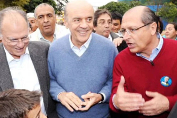 Em caminhada na favela de Heliópolis, Serra criticou o governo Lula sobre a crise dos aeroportos (.)
