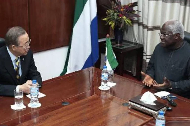 Presidente serra-leonês, Ernest Bai Koroma (d) conversa com o secretário-geral da ONU, Ban Ki-Moon, em Freetown (Evan Schneider/AFP)