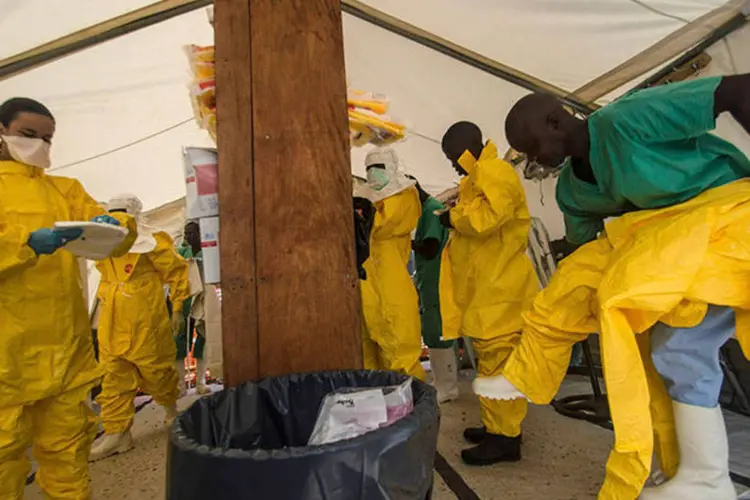 
	Equipe m&eacute;dica trabalha com M&eacute;dicos Sem Fronteiras (MSF) para tratamento do ebola em Serra Leoa
 (REUTERS/Tommy Trenchard)
