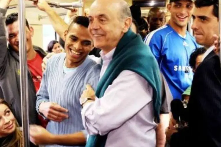 O candidato do PSDB à Presidência da República, José Serra, no metrô de São Paulo: tucano quer projetar candidatura no maior colégio eleitoral do país (Divulgação)