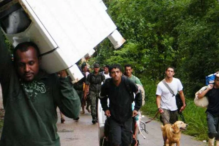Moradores de áreas isoladas de Teresópolis deixam suas casas (Agência Brasil)